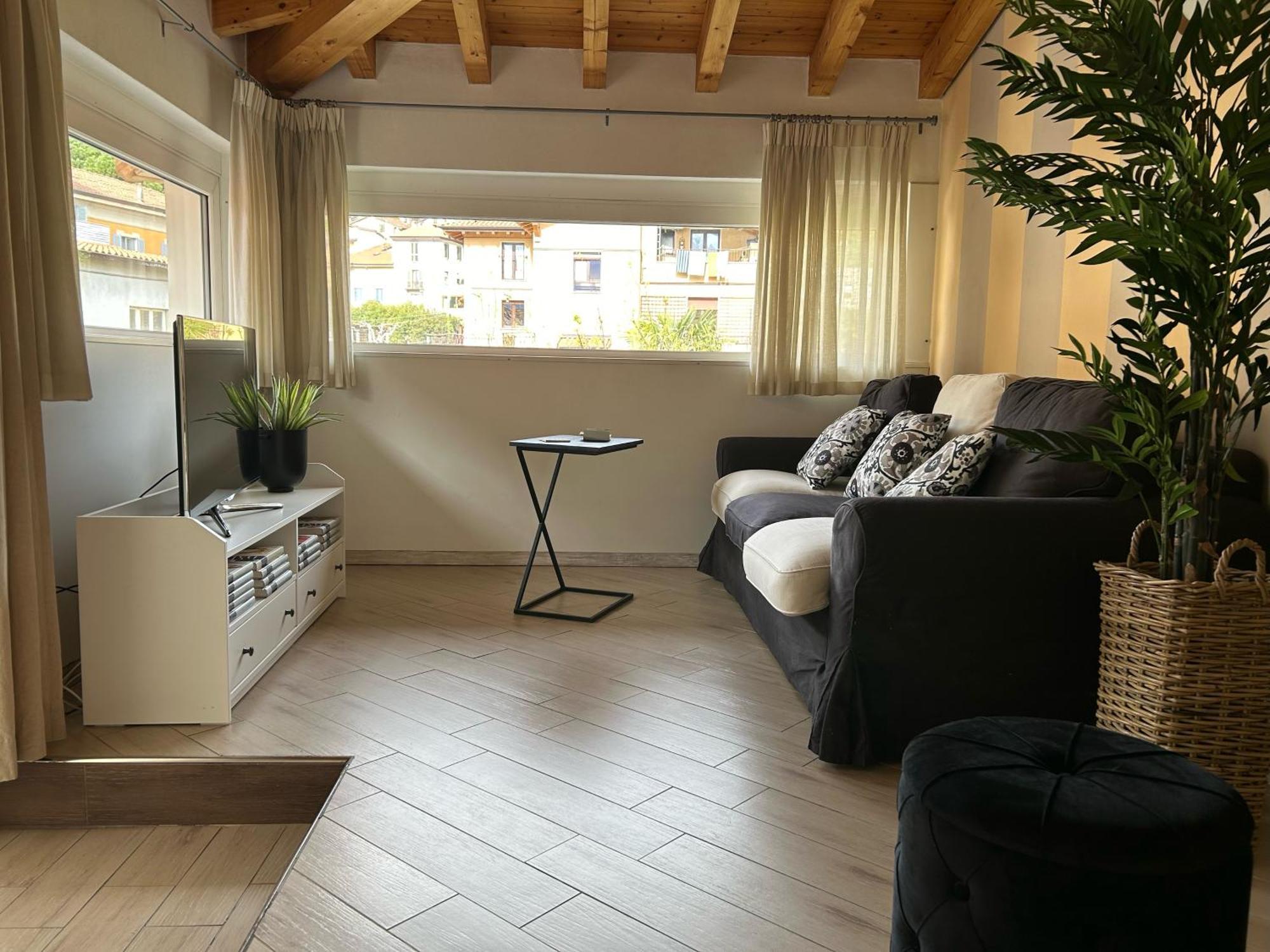 Menaggio Down Town Apartment Exterior photo